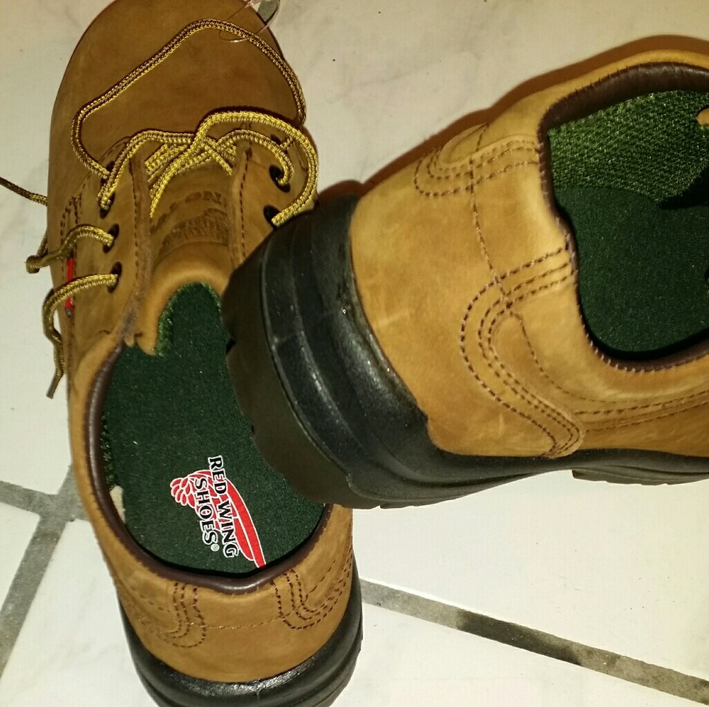 Red wing - Picture 2 of 5